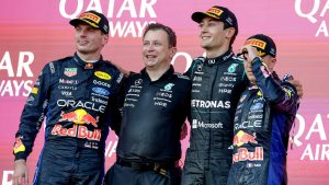 George Russell se sube a lo más alto del podio de Azerbaiyán 2026, por delante de los Red Bull
