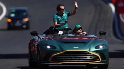 Fernando Alonso durante el drivers parade en el Gran Premio de España 2026
